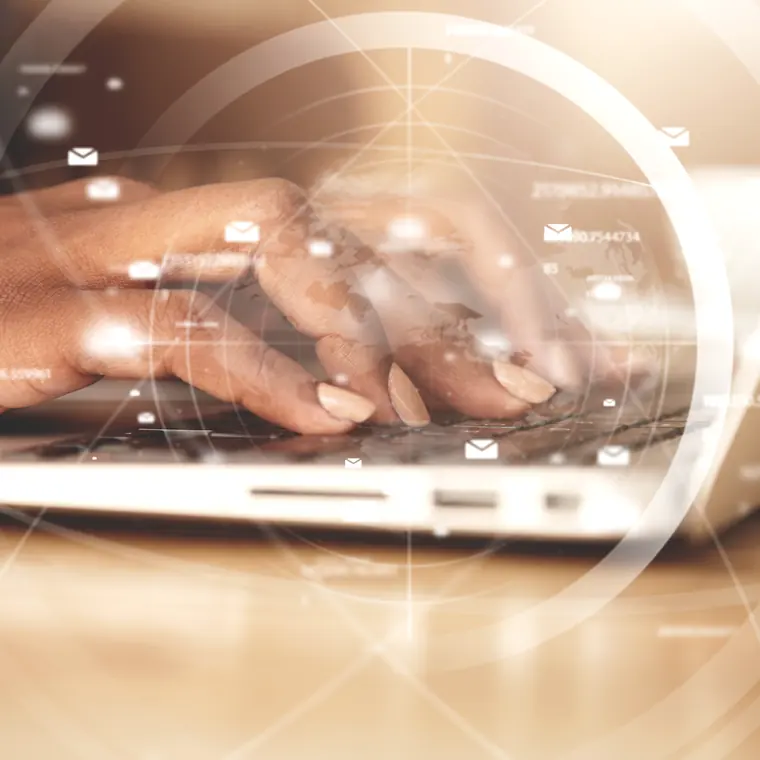 Des mains sur un clavier d'ordinateur portable, entourées de flux de données et de messages en surimpression.